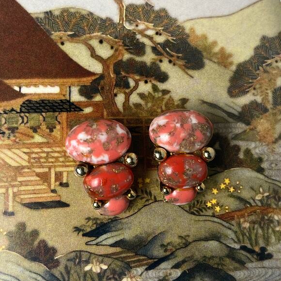 Vintage 1980s Coral Pink, Cream & Gold Fleck Resin Stone Clip Earrings - Picture 6 of 8